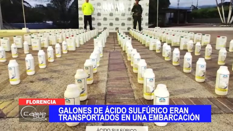 Galones de ácido sulfúrico eran transportados en una embarcación