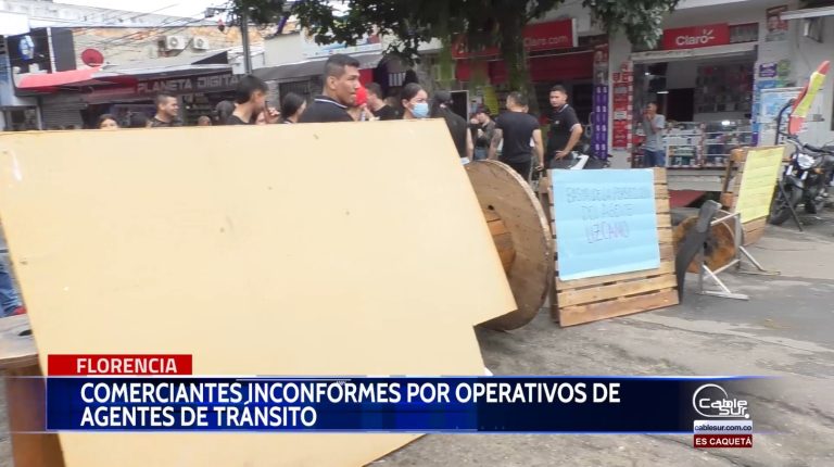 Comerciantes de la calle 15 entre carreras 15 y 16 decidieron cerrar la vía en protesta.