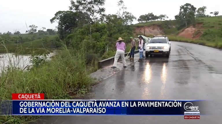 El secretario de infraestructura de la gobernación del Caquetá, Harley Suárez, realizó una inspección a las obras de pavimentación de la vía Morelia-Valparaíso.