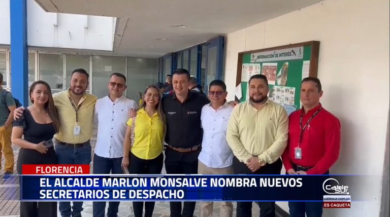 El alcalde Marlon Monsalve presenta a los nuevos profesionales que integrarán el gabinete municipal.