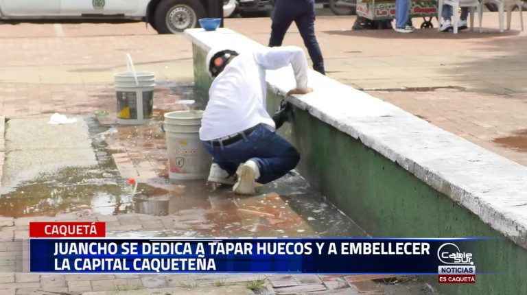 Juan David Buitrago más conocido como Juancho se viene dedicando a pintar puentes, a tapar huecos labor que viene haciendo gracias al apoyo de personas de la ciudad de Florencia.