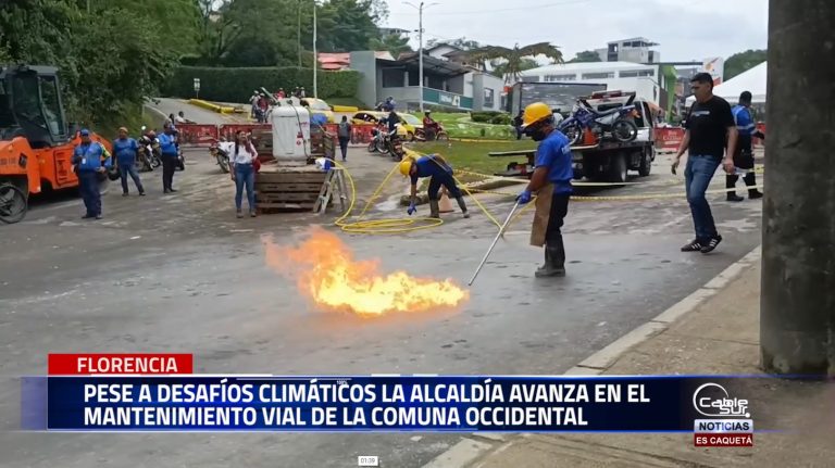 La secretaría de obras públicas de Florencia avanza de manera significativa, a pesar de los desafíos climáticos, en el mantenimiento vial del tramo comprendido entre la glorieta de Acolsure y el puente sobre la quebrada el dedo.