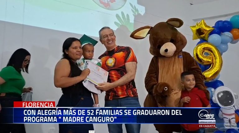 Más de 52 familias celebraron con alegría su graduación del programa «Madre Canguro» en el Hospital María Inmaculada.