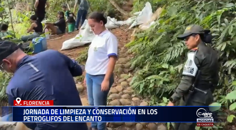 La Policía Nacional, estudiantes y docentes de la Institución Educativa La Salle realizaron una jornada de ornato y embellecimiento en el sendero de los Petroglifos del Encanto, con el propósito de preservar este patrimonio cultural y fomentar el turismo responsable.